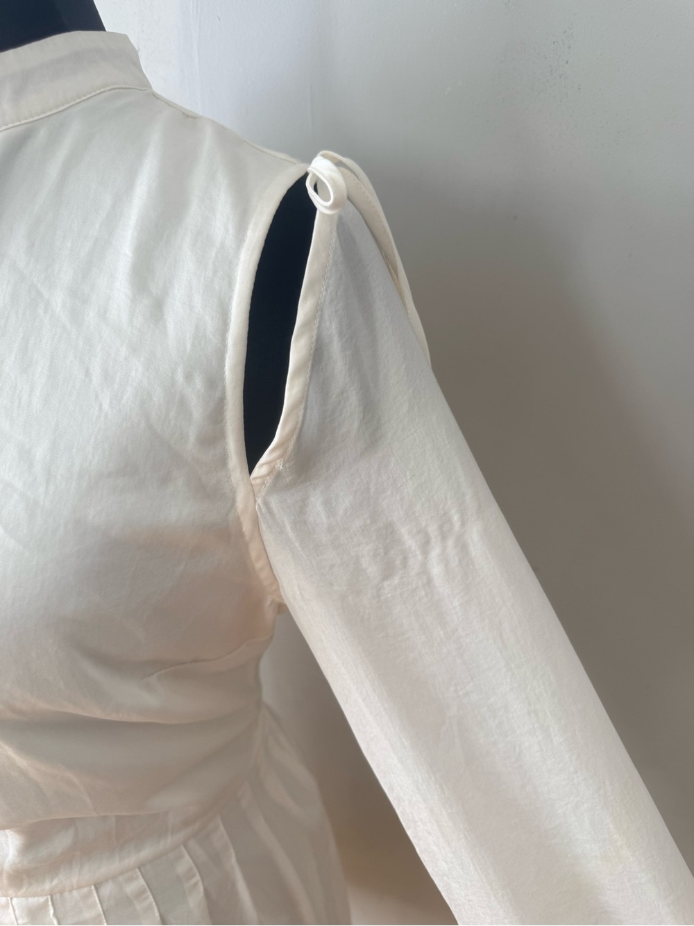 Avec Les Filles Cream Cold-Shoulder Pleated Waist Mini Dress - Picture 4 of 7